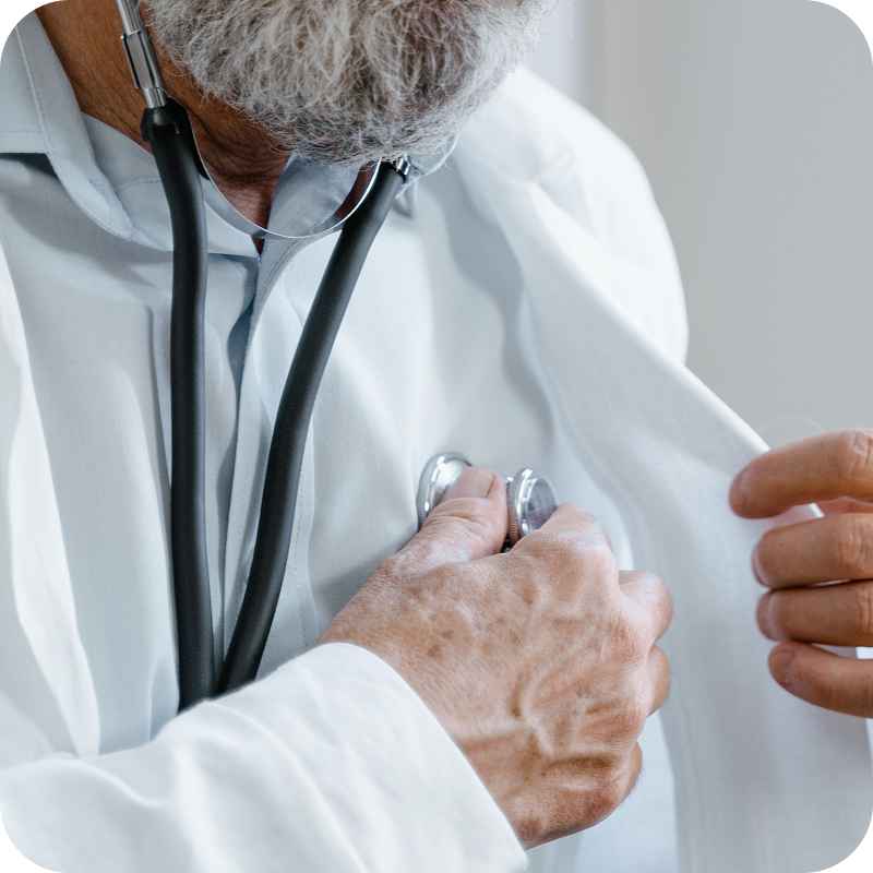 پزشک در حال معاینه با گوشی پزشکی